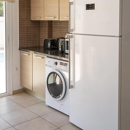 Ekaterina Heights 3 Bdrm 普罗塔拉斯